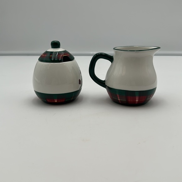 Vintage Christmas creamer and lidded sugar set Pacific Rim HollyBerry - Picture 3 of 16